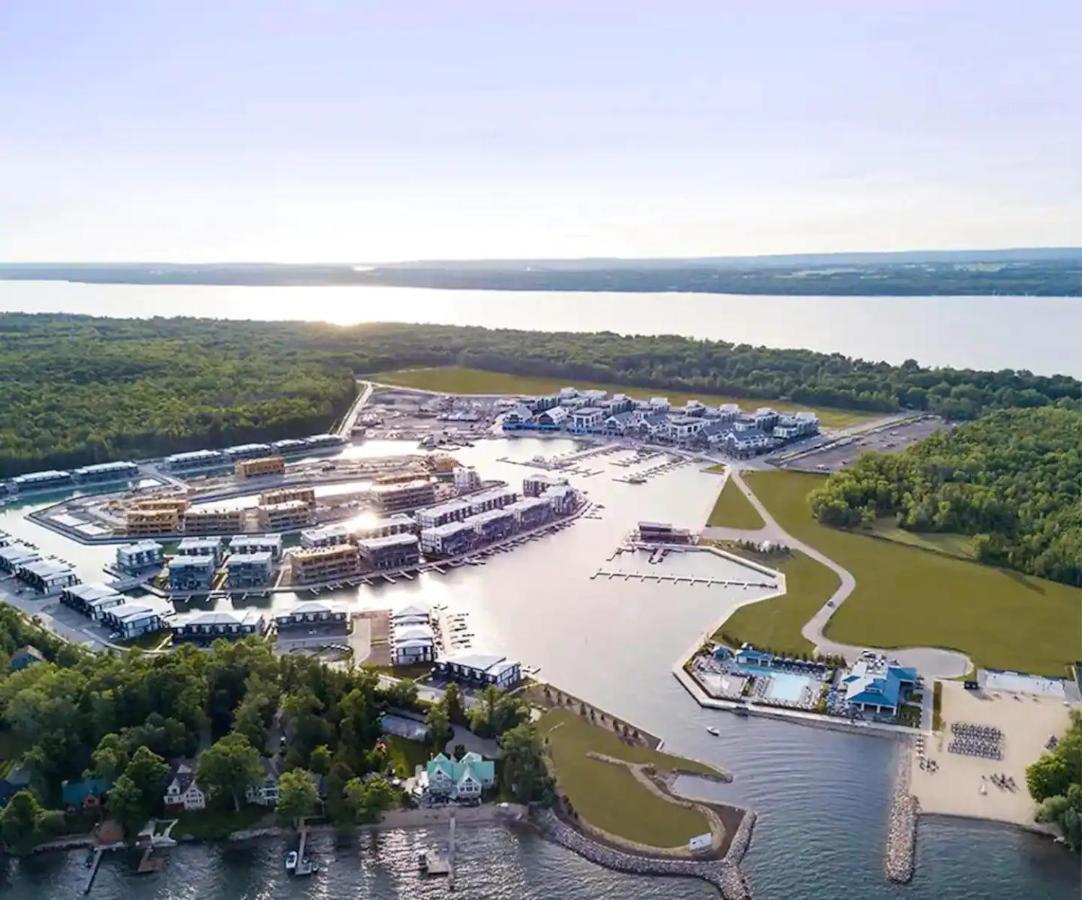 Pet Friendly Condos At Friday Harbour Innisfil 外观 照片